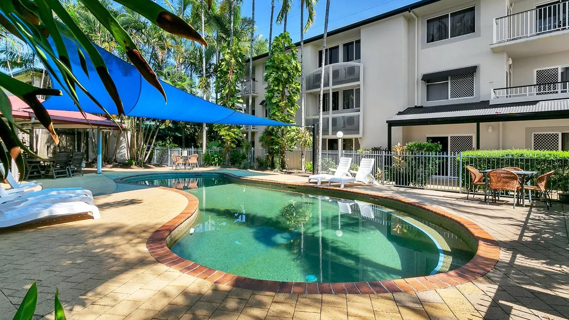 Cairns Reef Apartments & Motel