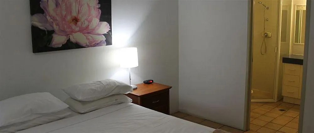 Cairns Reef Apartments & Motel