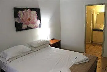 Cairns Reef Apartments & Motel