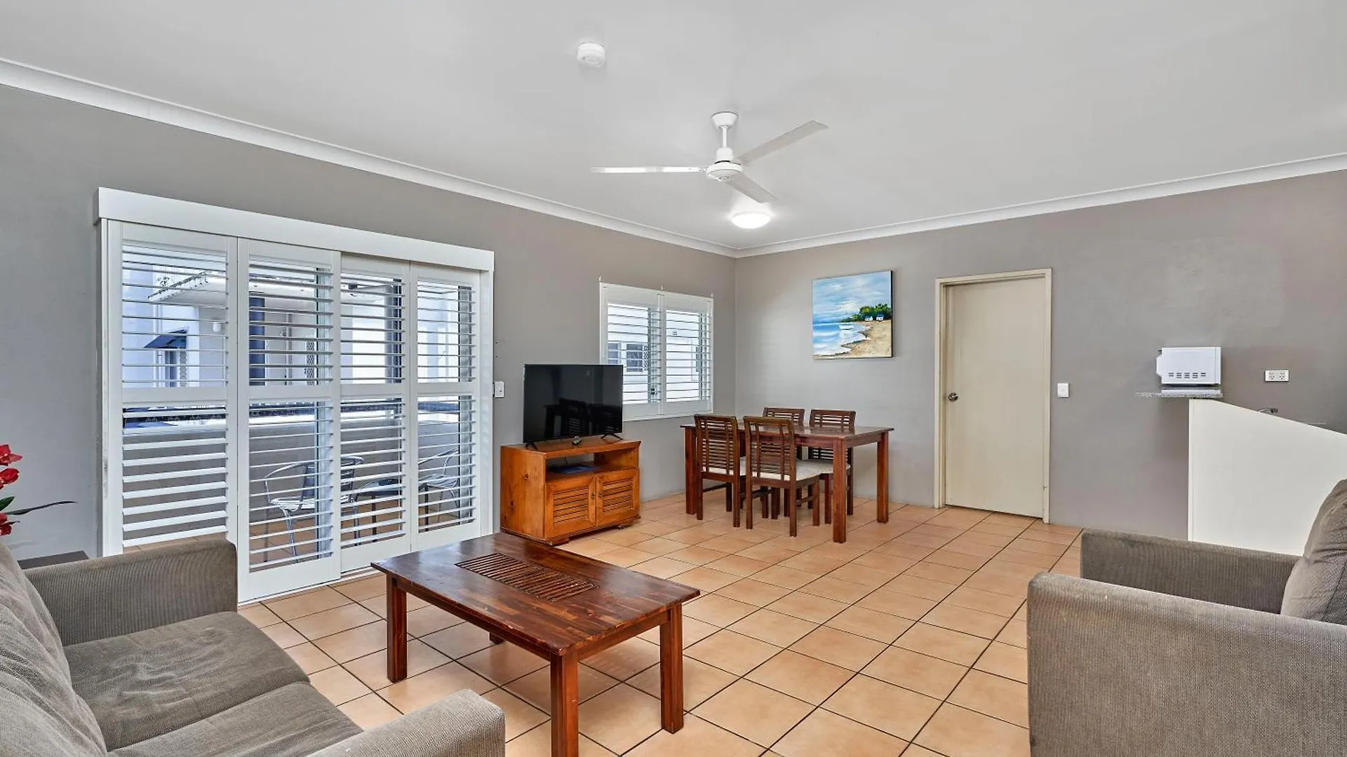 Cairns Reef Apartments & Motel