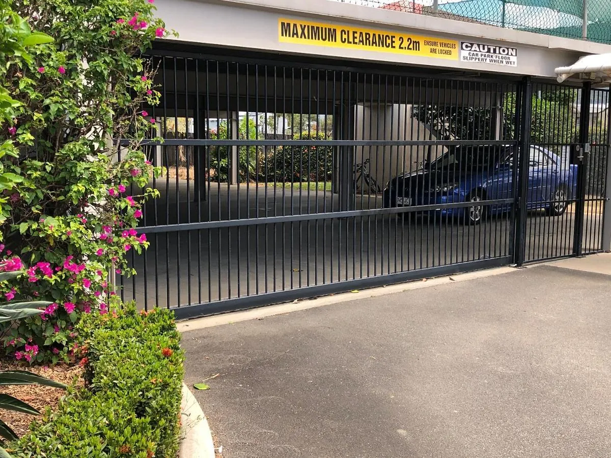 Cairns Reef Apartments&Motel 3*,